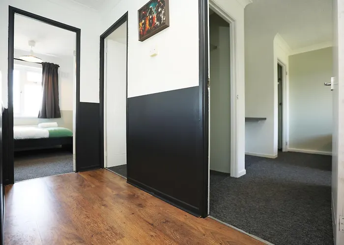 Homely ! Perfect For Contractors And Guests With Private Off Street Parking *