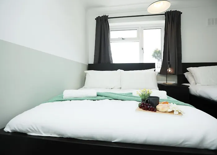 Apartment Homely ! Perfect For Contractors And Guests With Private Off Street Parking *