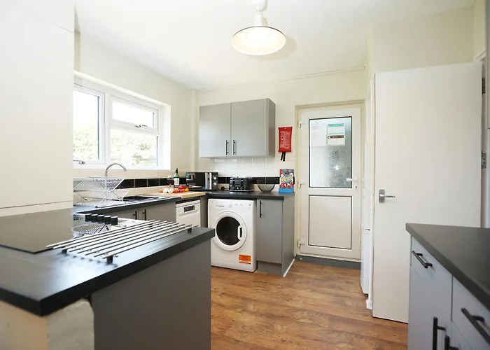 Homely ! Perfect For Contractors And Guests With Private Off Street Parking Apartment Bristol