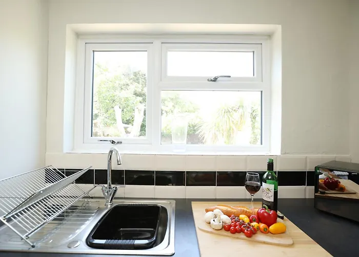 Homely ! Perfect For Contractors And Guests With Private Off Street Parking