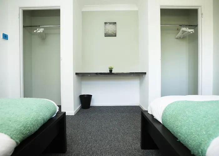 Homely ! Perfect For Contractors And Guests With Private Off Street Parking *