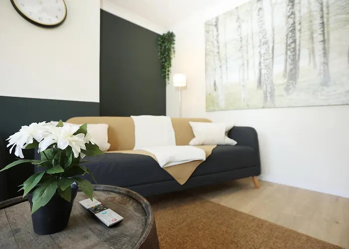 Apartment Homely ! Perfect For Contractors And Guests With Private Off Street Parking