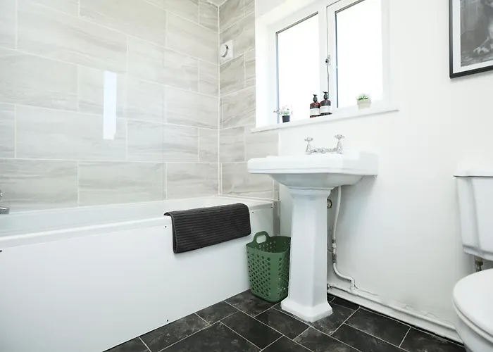 Lejlighed Homely ! Perfect For Contractors And Guests With Private Off Street Parking Bristol