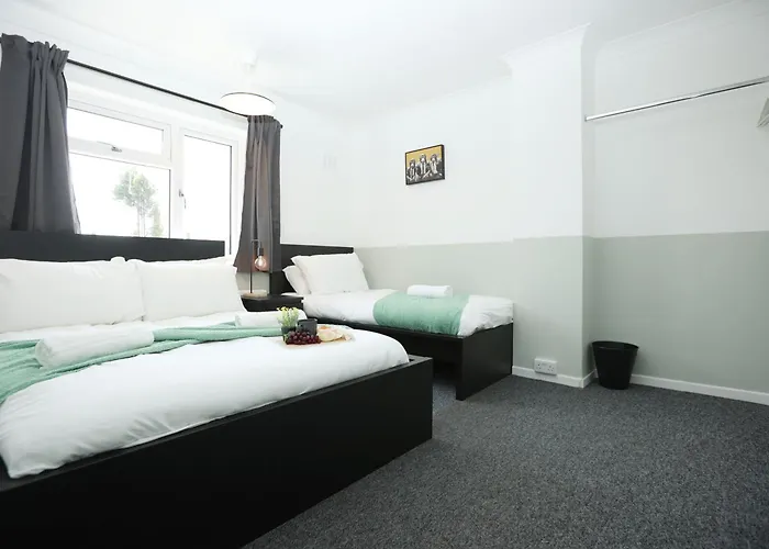 Homely ! Perfect For Contractors And Guests With Private Off Street Parking Apartment