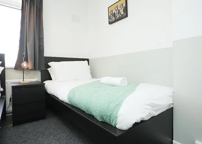 Homely ! Perfect For Contractors And Guests With Private Off Street Parking Apartment *