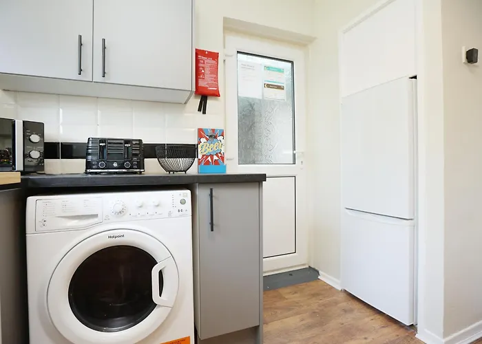 Homely ! Perfect For Contractors And Guests With Private Off Street Parking Bristol