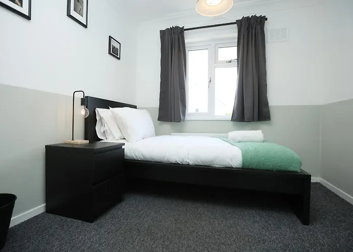 Lejlighed Homely ! Perfect For Contractors And Guests With Private Off Street Parking *