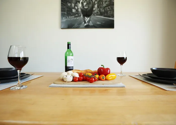 Homely ! Perfect For Contractors And Guests With Private Off Street Parking Apartment *