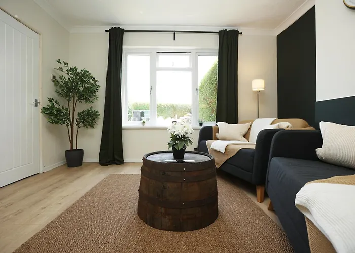 Homely ! Perfect For Contractors And Guests With Private Off Street Parking *