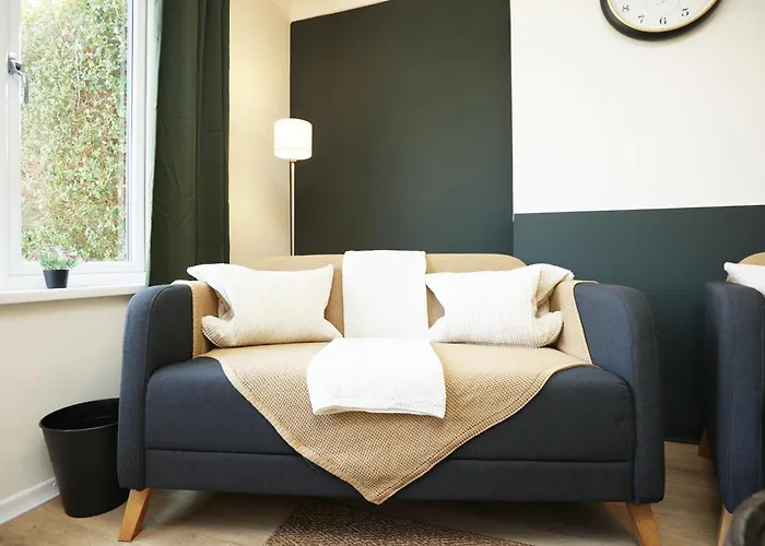 Homely ! Perfect For Contractors And Guests With Private Off Street Parking Apartment *