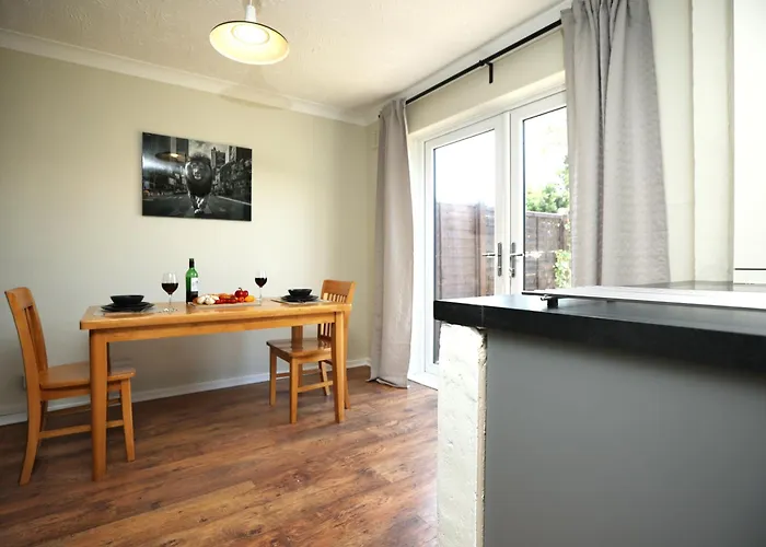 Apartment Homely ! Perfect For Contractors And Guests With Private Off Street Parking *