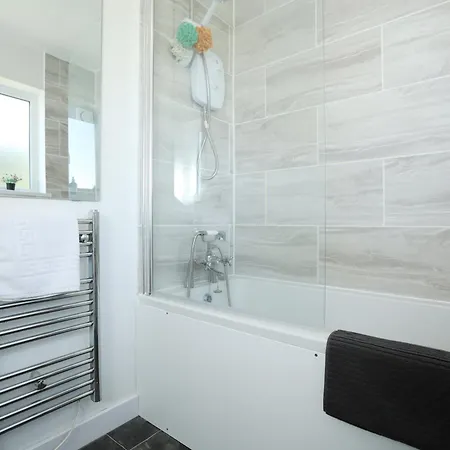 Homely ! Perfect For Contractors And Guests With Private Off Street Parking Lejlighed