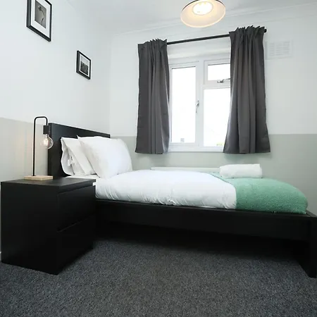 Apartman Homely ! Perfect For Contractors And Guests With Private Off Street Parking *