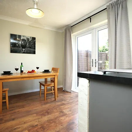 Apartman Homely ! Perfect For Contractors And Guests With Private Off Street Parking *