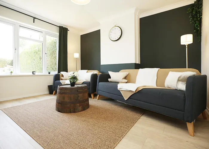 Homely ! Perfect For Contractors And Guests With Private Off Street Parking *