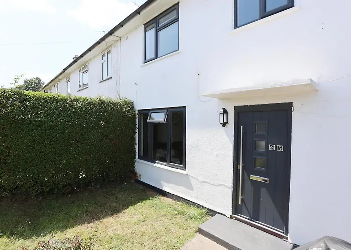 Homely ! Perfect For Contractors And Guests With Private Off Street Parking *